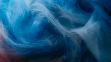Buhar mürekkebi. Duman fırıldağı. Beyaz mavi kıvrımlı kıvrımlı kıvrımlı sıvı akışı. Sanat rengi sıvı bulut boyası karışımı çözünmüş soyut arkaplan.