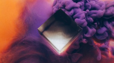 Sihirli buhar Boya sisi. Geometrik cam elmas menekşe dalgası turuncu renk soyut arka plan. Bulut akışı fantezi bulanık boya.