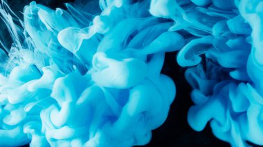 Pigment sıçraması. Duman boyası patlaması. Siyah arka planda mavi buhar akıntısı karışımı. Bulanık renk sisi soyut boya damlası dalgası.