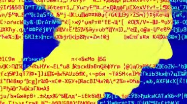 Arıza silueti. Duygusal bir hasar. Renkli şifreleme gürültüsü titreşim hareketi çift pozlama profil ana hatlarıyla hayal kırıklığına uğramış kadının sarı mavi arka planda bağırması.