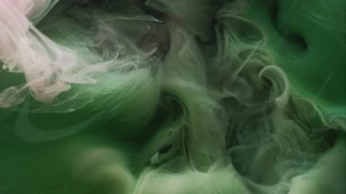 Duman bükme. Sis boyası. Siyah arkaplanda yüzen yeşil grunge sis parçacıkları. Renkli bulut suyu soyut sihirli bulanık duman.