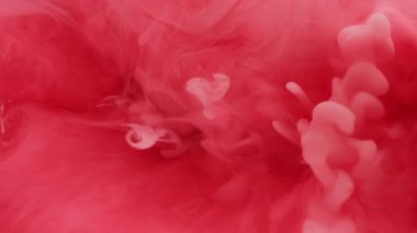 Sıvı patlaması. Puf boyası. Pembe mercan rengi sanat sıvısına beyaz buhar akıntısı düşer. Odaklanmamış karıştırılmış su soyut arkaplanı.