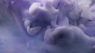 Duman girdabı. Boya akışı. Bulanık suda mor gri beyaz pigment karışımı. Soyut mistik sanatsal sis girdap şeklinde sis dokusu arkaplanı.