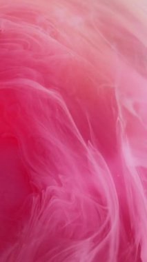 Dikey video. Su karışımı boya. Sis girdabı. Odaklanmamış turuncu pembe renk gradyan sis dokusu dönen dalga hareket eden soyut sanat arkaplanını ortaya çıkarıyor.