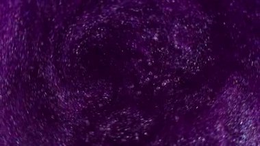 Violet fırıl fırıl dönüyor. Spiral boya. Parlak kıvılcımlarla karıştırılmış koyu koyu mor sarmal sıvı iksir. Baloncuk desenli mor karamel..