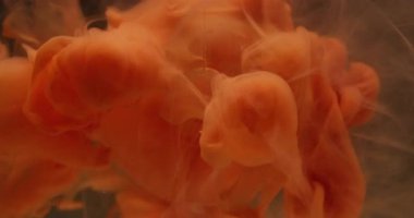 Duman sıçratma boyası. Top arka planda. Odaklanmamış turuncu renkli su yuvarlak desen sıvı dalga soyut yaratıcı kara sanat üzerine.