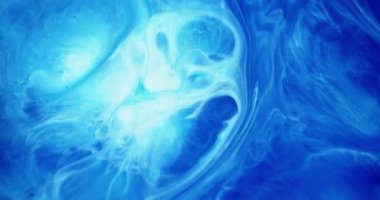 Enamel sıçradı. Mürekkep suyu. Bulanık mavi beyaz renkli dalga dokusu mermer karışımı soyut ıslak arkaplan üzerinde parlak parçacıklar.