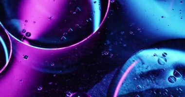 Sıvı baloncuk. Hyaluronik asit. Soyut sanat ışığı arka planında yüzen mavi mor neon renkli yuvarlak kimyasal sıvı.