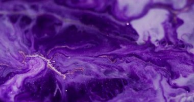 Köpüklü sıvı. Mermer sanat. Bulanık mor beyaz renkte, su parçacıklarında parıldayan boya soyut bokeh ışık arka planına dökülüyor..