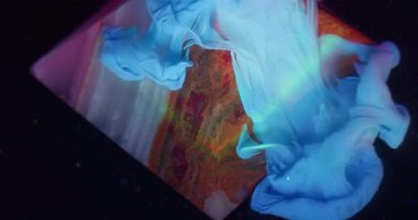 Mürekkep yayıldı. Akrilik akım. Piramit taşı akik şekli mavi pigment kaydırak siyah arkaplan su altında soyut sanat gökkuşağı ışık huzmesi bulanıklığı.