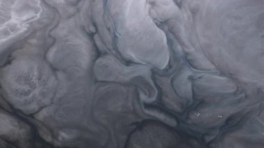 Mürekkep dalgası. Su altyapısı. Odaklanmamış gümüş rengi soyut sanatta yüzen mermer efektli ışıldayan parlak kimyasal sıvıyı sıçratır.