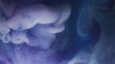 Buhar bulutu. Sanat sisi. Beyaz dalga patlaması sıvı yüzey boyası akışı. Buhar moru mavi pigment soyut gökyüzü fırtınası dağılmış arka plan.
