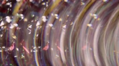 Işık yansıması. Bulanık gökkuşağı parçacıkları. Bokeh efektli soyut arkaplanı açan parlak sarı ışıklı mercek parlaklığı.