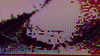 Çatlak ekran. Hasarlı televizyon. Siyah nokta bulanıklığı kırık monitöre yayılır. Akıllı telefon bilgisayar tabletinin sorunlu cam yüzeyi.