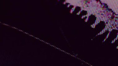 Saptırılmış monitör. Kırık matris. Hasarlı cam ekran yüzey akıllı telefon LCD TV bilgisayarında sızıntı yapan siyah sıvı. Odaklanmamış hata dokusu.