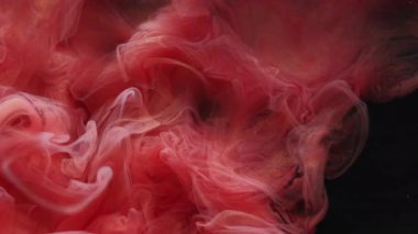 Parlatıcı akış. Duman boyası. Kırmızı, pırıl pırıl, sisli sanat karışımı suya sıçrıyor. Siyah arkaplan bulanık dokusu üzerinde girdap rengi pigment parçacıkları.