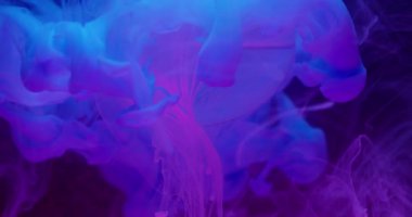 Sıvı dumanı. Yuvarlak doku. Odaklanmamış mavi neon rengi su boyası soyut yaratıcı arka planda süzülen duman damlası.