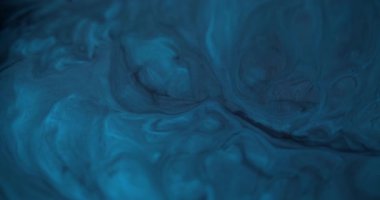 Arkaplanı boya. Bulut mürekkebi. Odaklanamayan mavi renk su sıvısı sıvısı sıvısı soyut koyu siyah, yaratıcı sanat eserlerine akıyor..