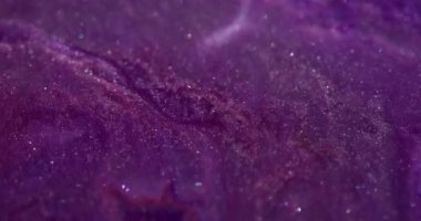 Parıltı karışımı. Mürekkep arkaplanı. Suyun kimyasal yapısında çözünmüş mor renkli lekeler soyut bokeh sanatına yayılıyor..