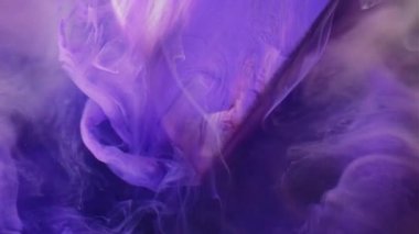 Duman döküldü. Pürüzsüz sis. Mor mor pigment emülsiyon sıvı boya bulanık suda akıyor. Soyut sanat piramidi yüzey arkaplanı.