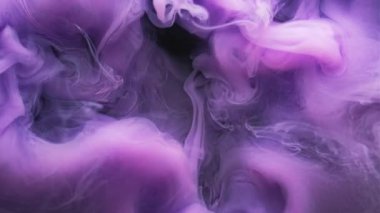 Mürekkep buharı. Duman karışımı. Mor mor sıvı pigment gizemli karışım renk soyut siyah arkaplan. Su sisi dokusu girdap bulanıklığı akışı.