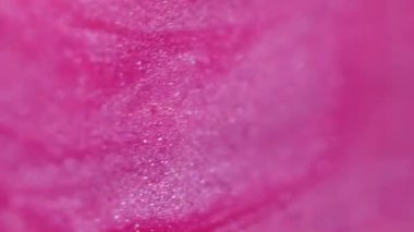 Jel duşu. Akışkan sanat. Parlayan pembe dalgalar denizkızı kozmetik harikalar yaratıyor. Modern soyut renkli arkaplanda akrilik boyaların karıştırılması.