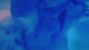 Akrilik su. Düşen peçe. Deniz kıyısı yağlı boyasında damlalar var. Soyut sanat arka planında mavi pembe dalgalar parlak fırça darbeleri.