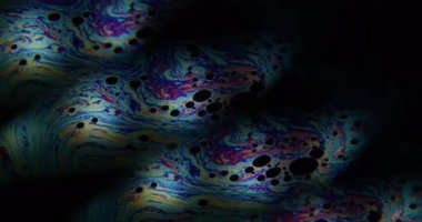 Renkli sıvı. Sanat benzini. Sıvı yüzey yağlı boya tabakasında mercek efekti. Soyut prizma bulanık akış siyah arkaplan.