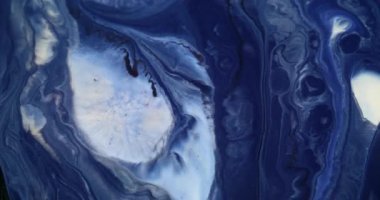 Enamel sıçradı. Akış parçacıkları. Odaklanmamış siyah mavi renk dalgalanması mürekkep akrilik parlak dokuyu soyut sanat arka planında yüzdürür.