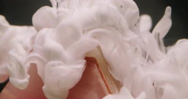 Renkli piramit. Sıçrama dokusu. Odaksız beyaz bronz su ıslak boya akışı soyut sanat üzerine yayılıyor koyu siyah arkaplan.