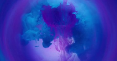 Fantezi dumanı. Neon dumanı. Mavi menekşe mor toz boyası cam elması bulanık su karışımı renginde. Sanat sıvısı dumanı soyut yuvarlak mercek arka planı.