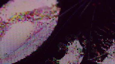 Kırık LCD. Kusurlu görünüm. Dalgalı siyah sıvı, kırık cam ekran yüzeyine yayıldı. Kötü gösteri televizyonu akıllı telefon bilgisayarı.