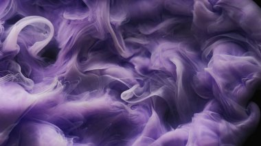 Pigment sıçraması. Duman boyası patlaması. Siyah arka planda mor buhar akıntısı karışım şekli. Bulanık renk sisi soyut boya damlası dalgası.