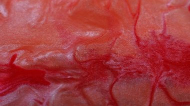 Parıldayan sanat. Boya akışı. Soyut arkaplana yayılan, çözünmüş kırmızı, köpüklü su, kimyasal mermer dokusu sıvısı..