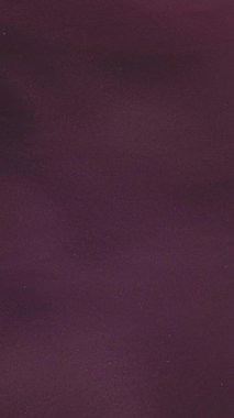 Dikey video. Sihirli sis. Su boyası. Pırıl pırıl mor renk soyut dalga beyaz parıltı duman akışı zebra desenli arka plan .