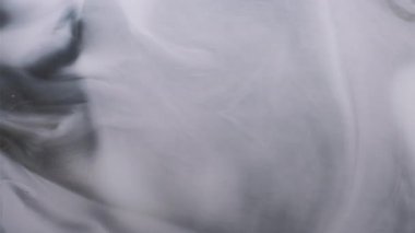 Sanat sıvısı. Akış boyası. Odaklanmamış gri mürekkep rengi su mermeri ıslak doku dalgalı kimyasal sıvı soyut arkaplanda akıyor.