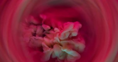 Mürekkep akışı. Duman spreyi. Sarı puf lekesi pembe mor kırmızı sanat sıvısı girdabına dökülmüş. Renkli fantezi soyut arkaplan yuvarlak çerçeve.