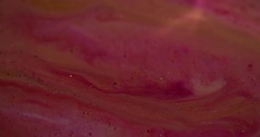 Parçacıklar akar. Sanatı bırak. Bulanık sarı pembe mor parlak sıvı boya sıvı su dokusunda soyut arkaplanda yüzüyor..