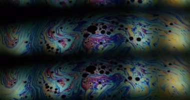 Girdap sabunu. Prizma etkisi. Benzin sıvısı renkli katman, karıştırma flaş, soyut arka plan çözünürlüğü. Yüzen boya kaleydoskobu.