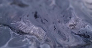 Sıvı doku. Akış sanatı. Soyut akrilik yaratıcı arka planda akan suda odaksız mavi renkli parçacıklar sıvı boya.