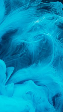 Sis girdabı. Sis dalgası. Fantezi karanlık arka planda yüzen mavi gökyüzü akıntısı. Renkli bulut suyu soyut mürekkep kıvrımı sihirli duman dokusu.