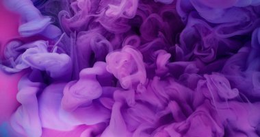 Duman fırtınası. Boya sıçraması. Neon rengi su boyası fantezi akışı. Mor pembe peçe sıvısı soyut bulanık arkaplan bulutu karıştırıyor.