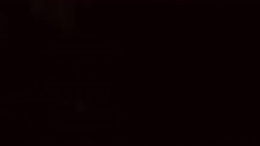 Kristal işaret fişeği. Gece ışını. Beyaz renk, soyut koyu arkaplanda hareket eden parlak, pırıl pırıl parlayan bir parıltı saçar..