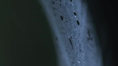 Buz yapısı. Kırık oyuklar. Çağdaş sanatın karanlık arka planında çatlaklar olan şeffaf ezilmiş buz mağaraları..