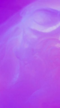 Dikey video. Neon bulutu. Mürekkep suyu karışımı. Odaklanmamış floresan pembe renkli parlayan desen sisi yüzen girdap hareketi soyut sanat arkaplanı.