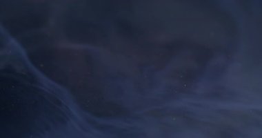 Sigara arkaplanı. Bulut mürekkebi. Bulanık mavi neon renkli parlak su kimyasal sıvısı soyut koyu siyah yaratıcı sanat üzerine yayılıyor..