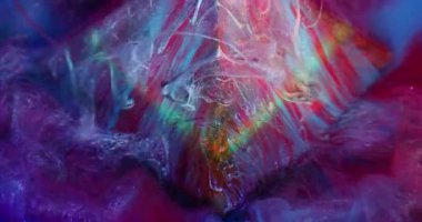 Emülsiyon damlası. Boya dökülmüş. Renkli piramit parıltısı yağ dumanı yüzen sanat sıvısı. Akrilik kristal şekil soyut bulanık arkaplan.