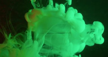 Neon boya. Su altı küresi sıçradı. Odaklanmamış yeşil renk su dokusu sıvı şeffaf yuvarlak soyut koyu siyah arkaplan.