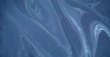 Akrilik pigment. Dalgalı mürekkep. Odaklanmamış mavi renkli mermer doku ıslak lekeler su parçacıkları soyut sanat arka planına dökülüyor.