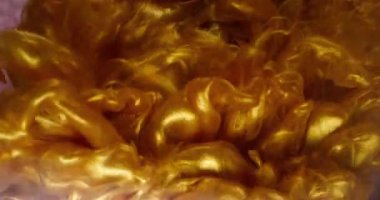 Mürekkep çiçeği. Su yaprakları. Odaklanmamış altın rengi boya gül çiçeği ışıltısı desen doğa bulutu soyut yaratıcı sanat arka planında.